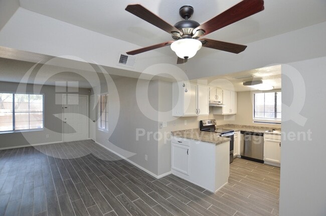 Building Photo - 925 N College Ave