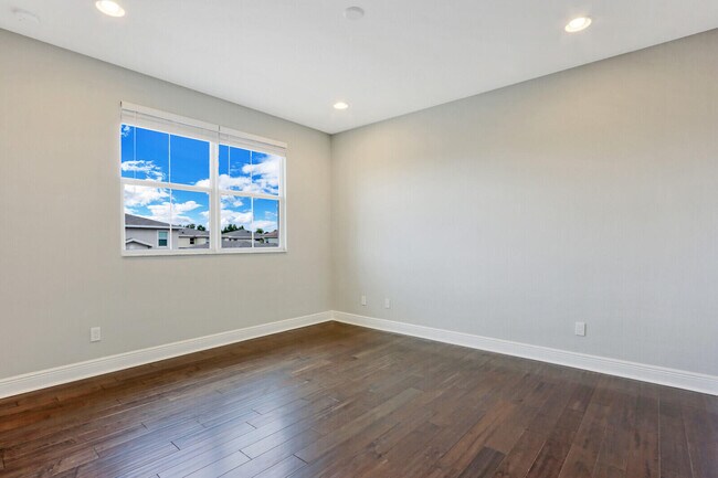 Building Photo - 1132 NW Demedici Rd