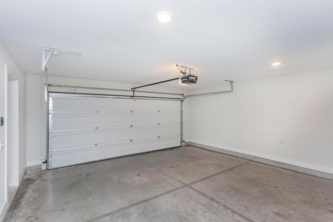 Building Photo - 4 BEDROOM, 5 BATH, 2-CAR GARAGE-