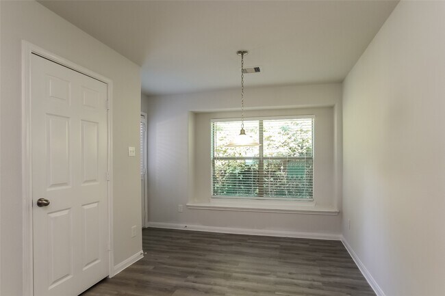 Building Photo - 13401 Raintree Dr