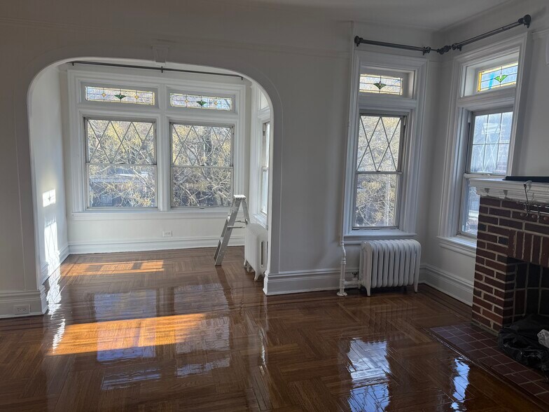 Large room - 3334 89th St