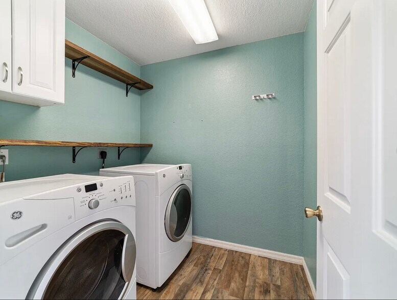 Building Photo - 6930 Bahia Rd