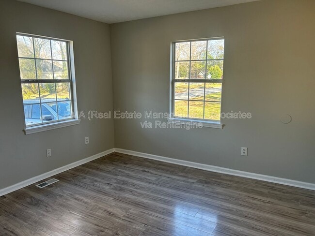 Building Photo - 214 W Central Ave