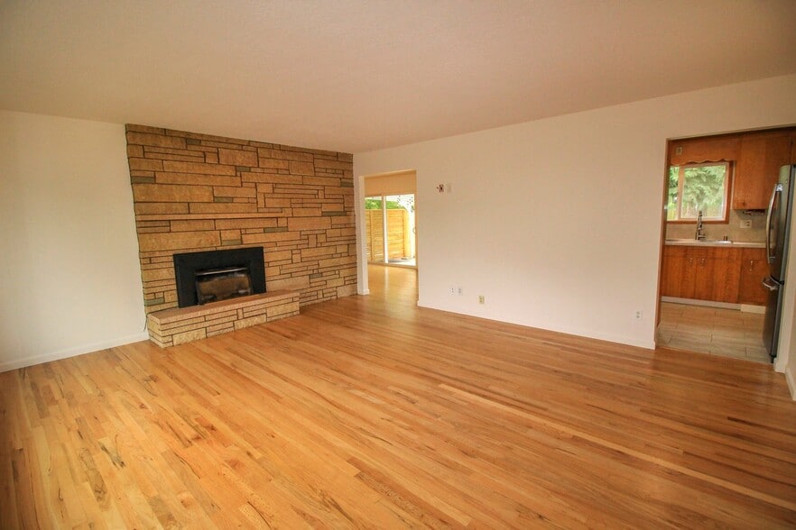 Building Photo - 1914 SE Oak Crest Dr