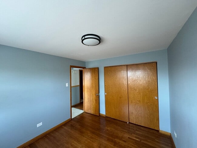 Building Photo - 3014 W 59th St