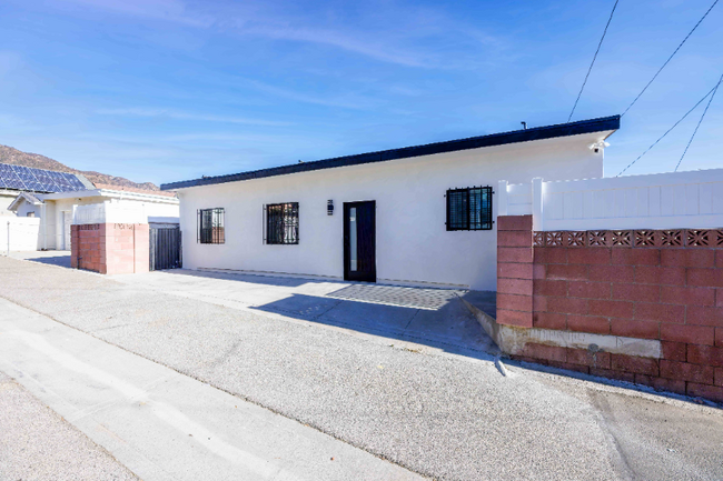 Building Photo - 823 E Verdugo Ave