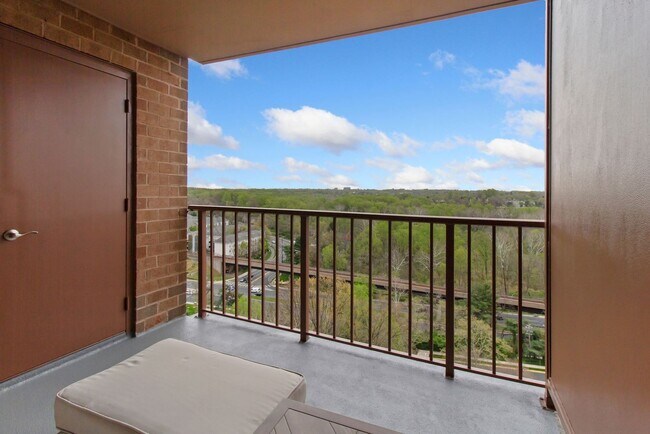 Building Photo - 1 Bed 1 Bath - Rockville Condo - Completel...