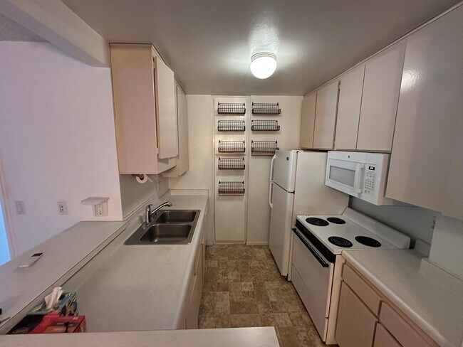 Building Photo - Top-Floor Corner Unit | 3BR in Cross Creek Village, Playa del Rey