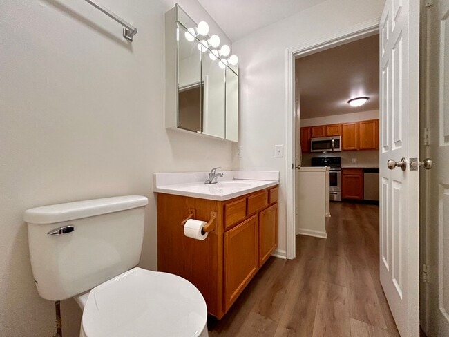 Building Photo - Four Bedroom Duplex in Cascade