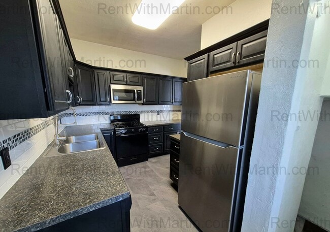 Building Photo - FOR RENT- Beautifully Updated Home Near Golf Course on 4th! Pets ok!!