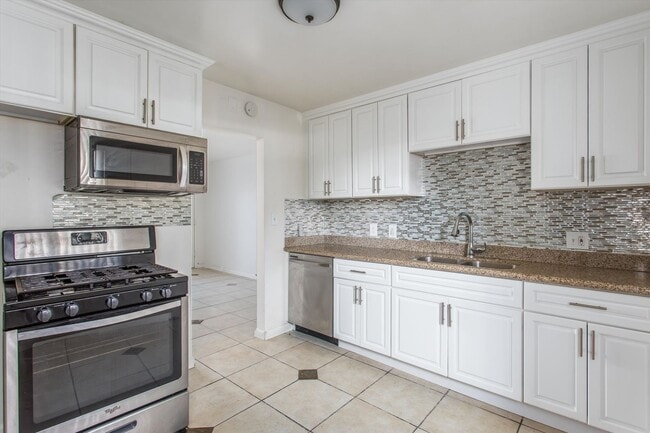 Building Photo - 2 bedroom Duplex with Huge yard!