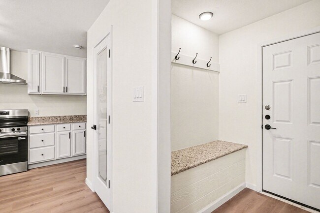 Building Photo - Move In Ready Home with Modern Updates Throughout