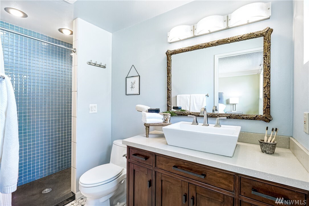 master bath - 1307 Cypress Ln