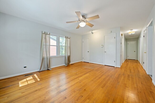 Building Photo - Beautiful 3 Bed 1 Bath Home in Lakewood with Finished Basement Area and Fenced Back Yard!!