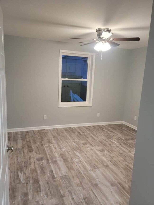 Building Photo - 407 E Center St