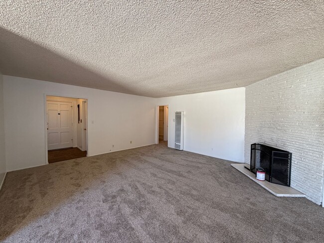 Building Photo - Centrally Located Single Story Ranch Style...