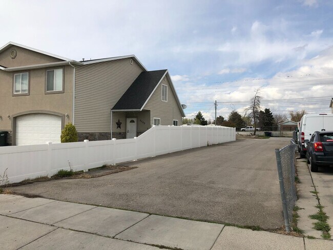 Building Photo - 2574 Robin Rd