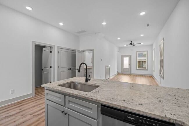 Building Photo - Duncan St Duplex