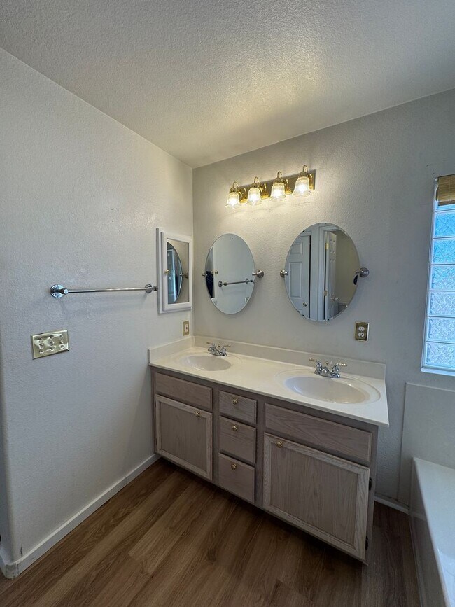 Building Photo - 4 Bedroom Corner Lot Great Location