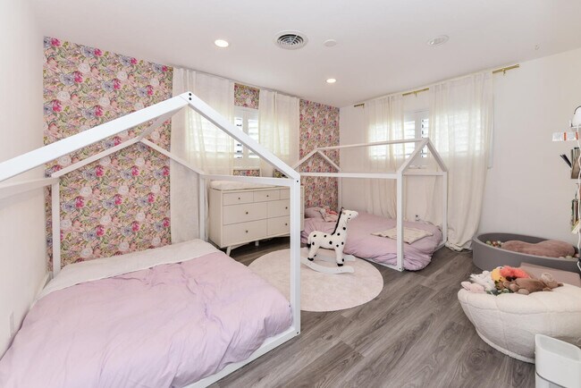 Building Photo - 700 SW 4th St