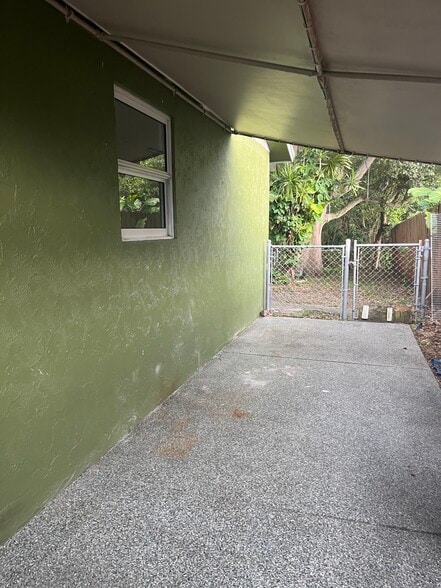 Carport - 996 Mohican Blvd