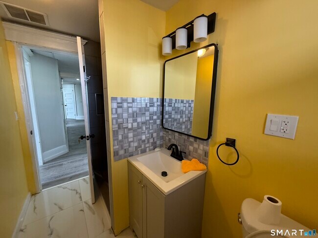 Building Photo - 483 Barnum Ave