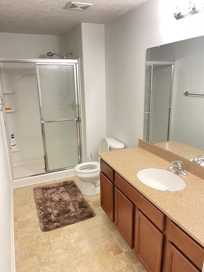 Building Photo - Spacious home in super nice neighborhood in Northwest Omaha