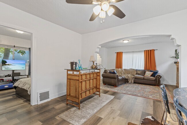 Building Photo - 722 S 700 E