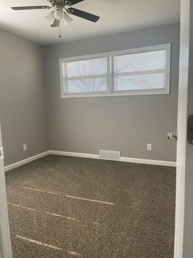 Building Photo - 3330 S Euclid St