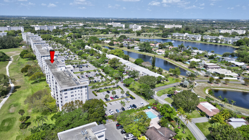 Building Photo - 3050 N Palm Aire Dr
