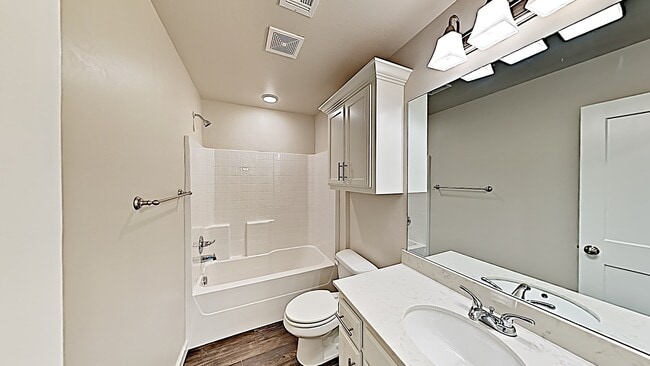 Building Photo - 3 Bedroom 2 Bath Duplex Near Tinker AFB!