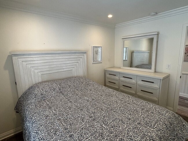 Building Photo - Remodelled Two Bedroom Condo with Ocean Views for Days!