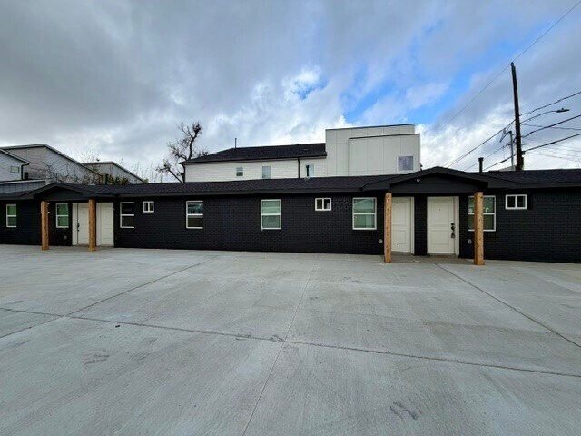 Building Photo - 206 E 33rd St