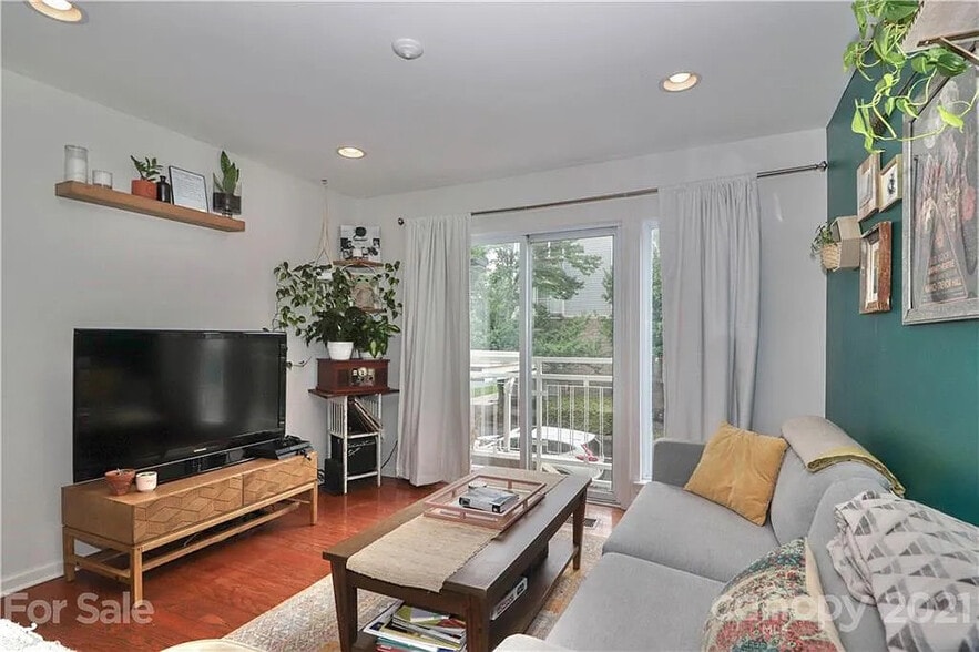 Building Photo - Room in Condo on Donatello Avenue