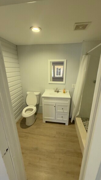 Master bath - 136 S Peninsula Dr