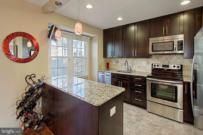 Building Photo - 5 S Floyd St