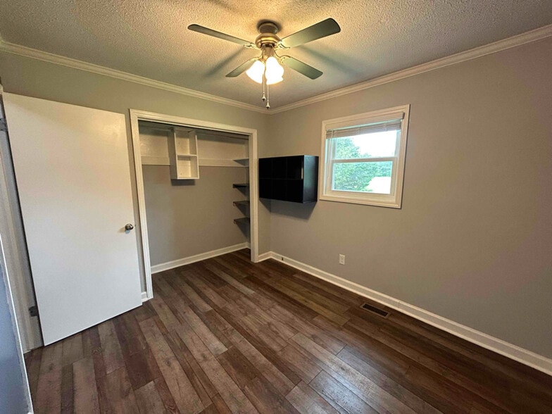 Building Photo - 436 Riverdale Rd