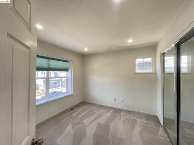 Building Photo - 70 Seabreeze Dr