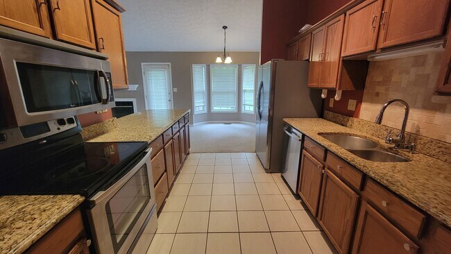 Building Photo - Fabulous 3 bedroom 3 bath walk- out ranch