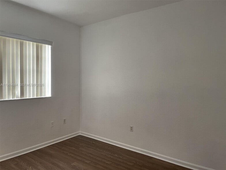 Building Photo - 8835 S Isles Cir