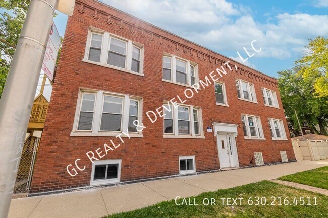 Primary Photo - 3515 S Lituanica Ave