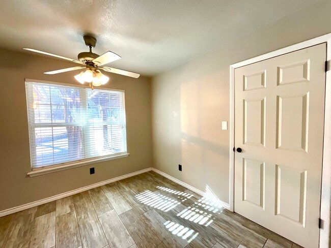 Building Photo - 5303 Shady Oak Cir