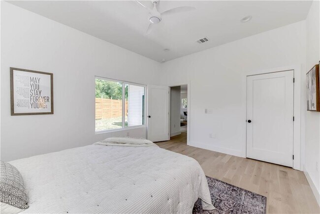 Building Photo - 4800 Vinson Dr