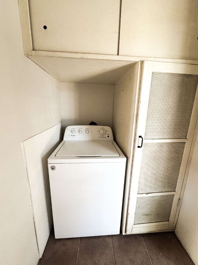 Building Photo - "Charming 3 Bedroom, 2 Bathroom Home with Spacious Living"