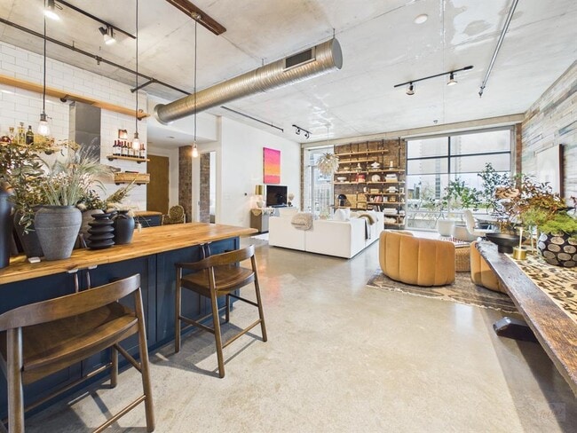 Building Photo - 800 W 5th St