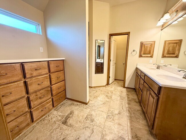 Building Photo - 706 Sedona Dr