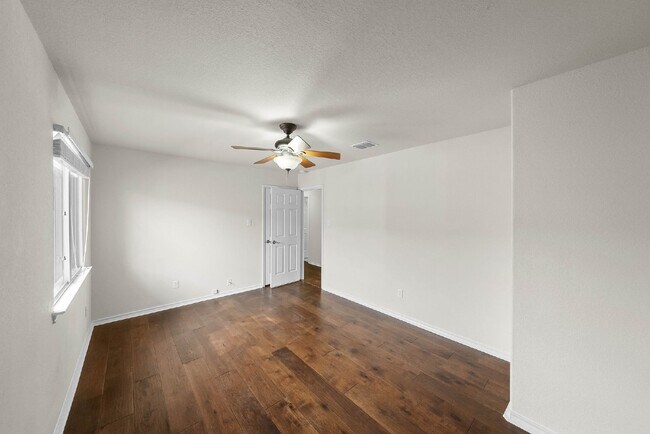 Building Photo - Gated Community - Resort Amenities