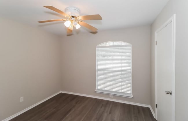 Building Photo - 2604 Hill Street Cove