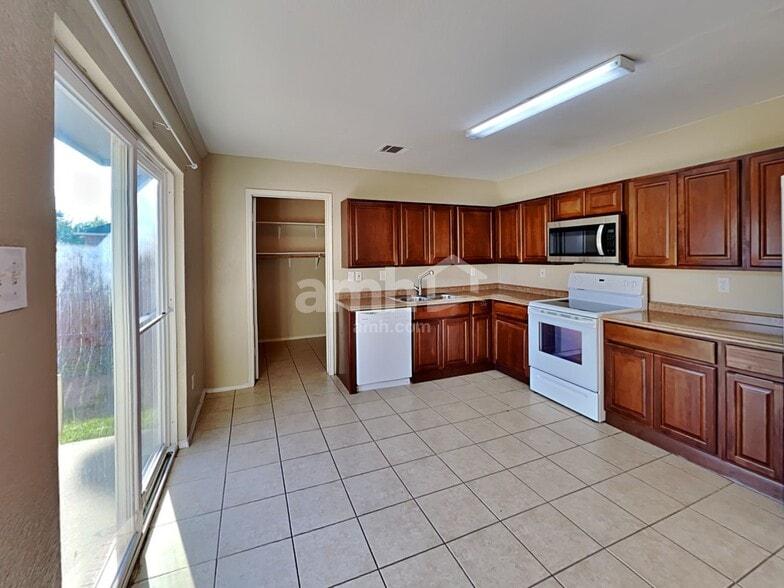 Building Photo - 9829 Sparrow Hawk Ln