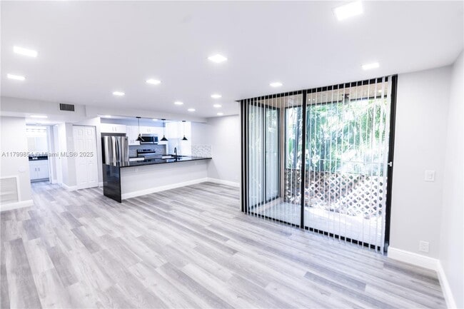 Building Photo - 450 Egret Cir